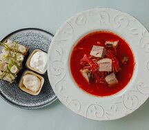 Борщ с томленой говядиной и бородинским хлебом