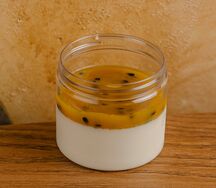 Панна котта с манго и маракуйей