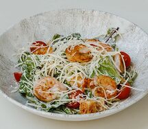 Салат Цезарь с тигровыми креветками