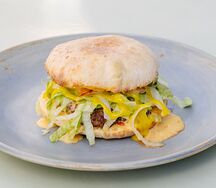 Бургер с говядиной и креветкой