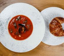 Пряный томатный с морепродуктами и хрустящим круассаном