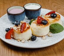 Нежные классические сырники с соусом