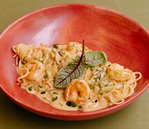 Спагетти в сливочном соусе с креветками