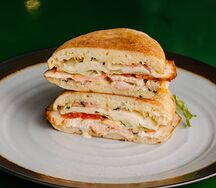 Сэндвич с запеченной курицей и соусом карбонара