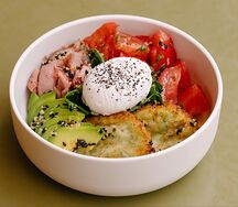 Боул с хрустящими оладьями из кабачка, авокадо и пашот