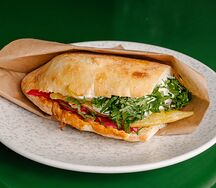 Сэндвич с томленой говядиной, йогуртовым соусом и маринованной красной капустой