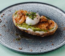 Брускетта с креветками, гуакамоле и яйцом пашот