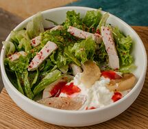 Салат с индейкой и муссом из сулугуни