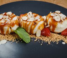 Банановые сырники c орехами, песочным крамблом и соленой карамелью