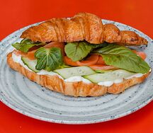 Круассан с форелью и авокадо