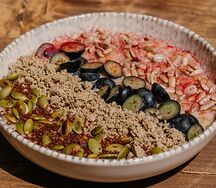 Каша из овса на миндальном молоке с халвой, семечками, голубикой и темным шоколадом