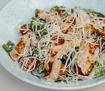 Салат Цезарь с куриной грудкой