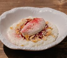 Рисовая каша с джемом из сливы и пломбирным кремом с лепестками миндаля