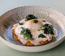 Картофельный драник с окороком и яйцом пашот