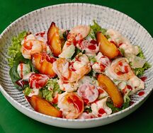 Салат с креветками, хрустящей маринованный капустой, авокадо и сливовым джемом