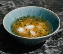 Куриный бульон с лапшой и перепелиными яйцами