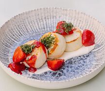 Клубничные сырники из рикотты с лимонной сметаной