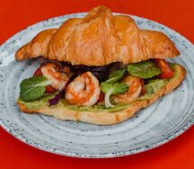 Круассан с креветками, гуакамоле и томатами черри