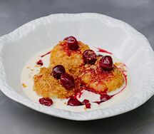 Вишневые хрустящие сырники с ванильным соусом