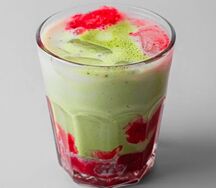 Ягодный матча-латте