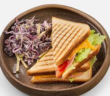 Сэндвич с ветчиной, сыром, томатами и салат Коул Слоу