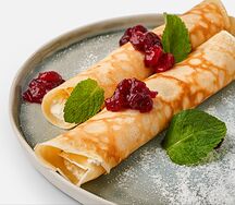 Блины с творогом и клюквенным джемом