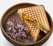 Сэндвич с запечённой курочкой и салат Коул Слоу