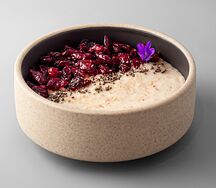 Каша овсяная с вяленой клюквой