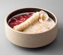 Каша из 5 злаков с бананом и ягодным соусом