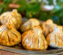 Жареные хинкали с морепродуктами Том ям