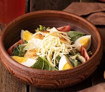 Салат с курицей и копченым сыром
