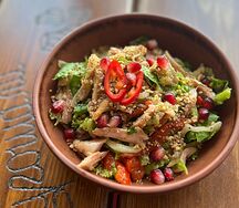 Салат с копченой курицей и печеными овощами