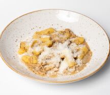 Ньокки с кроликом и белыми грибами Качо э пепе