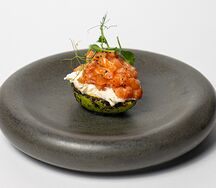 Авокадо, лосось, сыр страчателла, соус унаги
