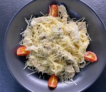 Паста с курицей и грибами в сливочном соусе