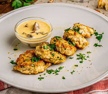 Куриные оладьи с грибным соусом