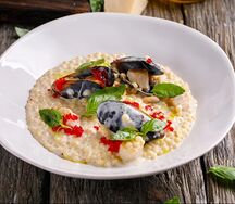Птитим с мидиями и гребешками