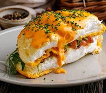 Омлет Пуляр с беконом и сырным соусом