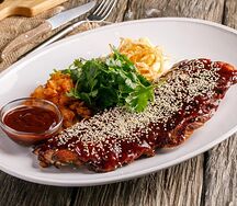 Свиные ребра с тушеной капустой и картофельным пюре