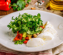 Салат с моцареллой и печеными овощами