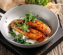 Стейк из форели с соусом терияки и шпинатом