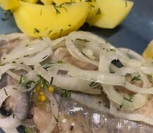 Сельдь с картофелем и маринованным луком со дна моря