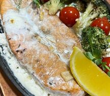 Лосось с томатами черри и брокколи