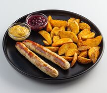 Свиные колбаски с гарниром