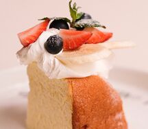 Кусочек чизкейка ягодный