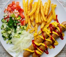 Хот-дог на тарелке