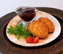Пожарские котлетки с клюквенным соусом
