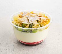 Сливочный мусс с малиной и фруктами