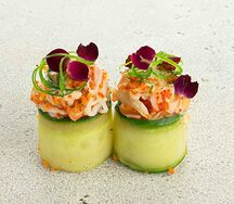 Суши с камчатским крабом и лососем (2 шт)