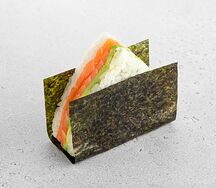 Онигири с лососем и авокадо